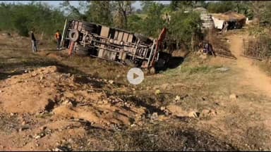 शिवपुरी: NH27 फोर-लेन पर प्याज से भरा ट्रक पलटा, चालक सुरक्षित, नया अमोला के पास हुई घटना