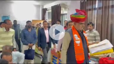 झालरापाटन: यूडीएच मंत्री झाबर सिंह ने नगर परिषद झालावाड़ में समस्या समाधान शिविर का निरीक्षण किया और पट्टे व पीएम स्वनिधि के चेक वितरित किए