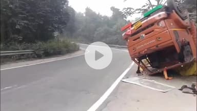 कोडरमा: बागीटांड़ के पास तीखे मोड़ पर पलटा मालवाहक वाहन, बड़ा हादसा टला