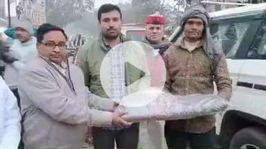 बाह: बाह में जरूरतमंदों को सर्दी से मिली राहत, तहसीलदार ने बांटे कंबल