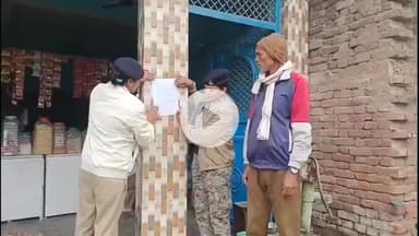 उचकागांव: उचकागांव के साथी गांव में 20 वर्ष पुराने चोरी के मामले में फरार आरोपी के घर पुलिस ने इश्तेहार चिपकाया