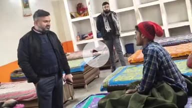 पडरौना: शीतलहर में प्रशासन अलर्ट: डीएम ने पड़रौना नगर में रैन बसेरों व अलावों का किया निरीक्षण, जरूरतमंदों को बांटे कंबल