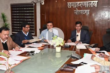 लोहरदगा के उपायुक्त डॉ. ताराचंद ने आज समाहरणालय सभाकक्ष में राजस्व से संबंधित एक महत्वपूर्ण समीक्षा बैठक की। इस बैठक में