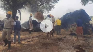 ಕನಕಗಿರಿ: ತಾಲ್ಲೂಕಿನ ಕರಡೋಣಾ ಗ್ರಾಮದಲ್ಲಿ ಹುಲ್ಲಿನ ಬಣವಿಗೆ ಆಕಸ್ಮಿ ಬೆಂಕಿ ತಗುಲಿ ನಾಲ್ಕು ಟ್ರ್ಯಾಕ್ಟರ್ ಹುಲ್ಲು ಸುಟ್ಟು ಭಷ್ಮವಾಗಿದೆ