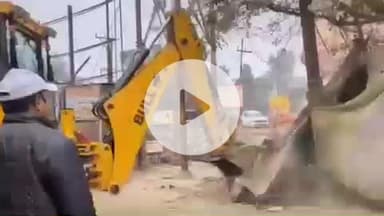 हरिद्वार: प्रशासन की टीम ने बहादराबाद में अवैध अतिक्रमण पर बुलडोजर चलाकर सिंचाई विभाग की भूमि को कब्जामुक्त कराया