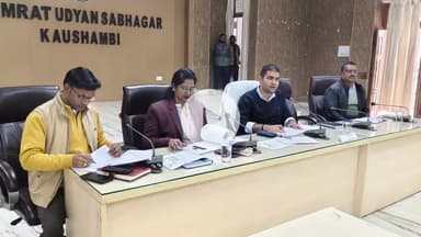 मंझनपुर: निर्माण कार्यों में देरी पर सख्त हुए डीएम, एक सप्ताह में काम शुरू कराने के दिए निर्देश, मंझनपुर कलेक्ट्रेट में हुई बैठक