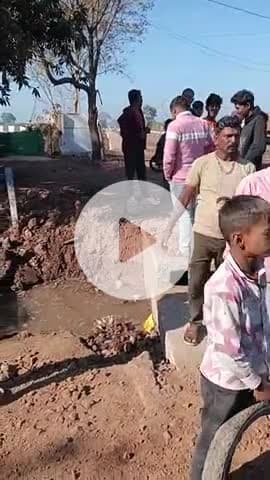 भीलवाड़ा बुजुर्ग का थपना में नाली चौक हो गई है ग्राम पंचायत में सरपंच सचिव सबको बोल दिया है पर कोई सुनवी नहीं कर रहा है