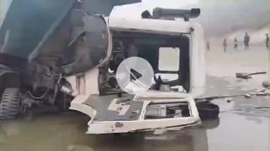 पडरौना: सुखपुरा बड़ी नहर रेगुलेटर बाईपास मोड पर घने कोहरे में अनियंत्रित डंपर बड़ी नहर में गिरा, ड्राइवर की जान बाल-बाल बची