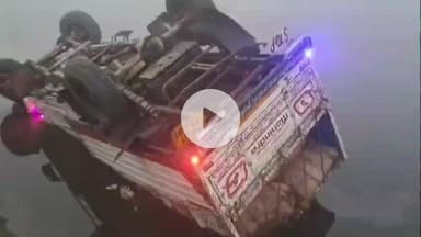 झाझा: सिमुलतला में रांची से पूर्णिया जा रहा शकरकंद फल लदा पिकअप पलटा