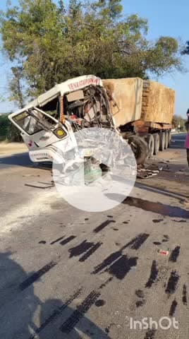 ఐనవోలు: ఐనవోలు మండలం పంతిని గ్రామం వద్ద వరంగల్–ఖమ్మం జాతీయ రహదారిపై రెండు లారీలు ఢీకొన్నాయి.