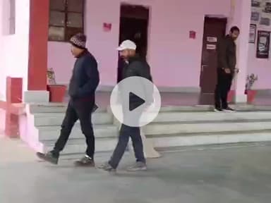 बाह: बाह–बटेश्वर रेलवे स्टेशन का डीआरएम ने किया निरीक्षण, कोहरे में संरक्षा और विकास कार्यों की समीक्षा