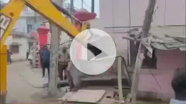 बलरामपुर: अवैध अतिक्रमण के खिलाफ नगर पालिका का सख्त अभियान, जेसीबी कार्रवाई से मचा हड़कंप, सड़क किनारे हटाए गए अवैध कब्जे