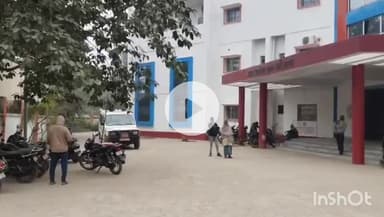 रामगढ़: प्रखंड मुख्यालय गेट के पास खुले में टॉयलेट करने से कॉलेज के लिए गुजरती छात्राओं को हो रही है दुर्गंध