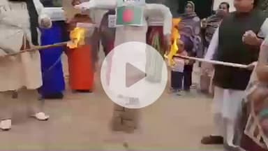 बांग्लादेश में कथित अत्याचारों के विरोध में वाराणसी में मुस्लिम महिलाओं ने किया आक्रोश, फूंका कार्यकारी प्रधानमंत्री का पुतला