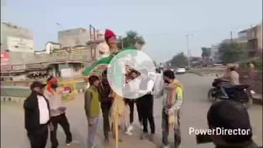 कर्वी: सपा के छात्र सभा कार्यकर्ताओं ने विधानसभा अध्यक्ष को हटाए जाने का विरोध करते हुए धनुष चौराहे पर सदर विधायक का पुतला फूंका