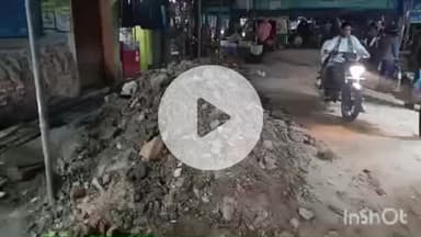 घोसी: घोसी बाजार में बना रहे नाले की खुदाई के बाद कई दिनों से सड़क पर है मलवा, व्यव्साई परेशान#jansamasya
