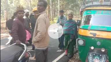 लोहरदगा: लोहरदगा-पेशरार मुख्य सड़क पर भीषण हादसा, बाइक-टेम्पो की टक्कर में युवक गंभीर रूप से घायल, सड़क पर घंटों हंगामा