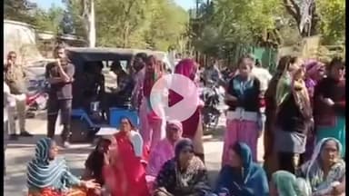 रतलाम नगर: पानी के लिए दूसरे दिन भी सड़क पर बैठे लोग, वार्ड नंबर 2 लक्ष्मणपुरा के आक्रोशित लोगों ने किया चक्काजाम