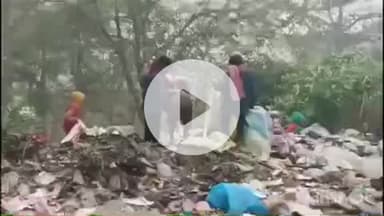 आरा: सरैया गांगी मुख्य मार्ग के डुमरा के समीप कड़ाके की ठंड में छोटे-छोटे बच्चों द्वारा कचरा बीनने का वीडियो हुआ वायरल