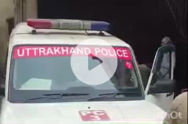 हरिद्वार: रानीपुर पुलिस ने नाबालिग लड़की के अपहरण मामले में फरार आरोपी के घर पर की मुनादी