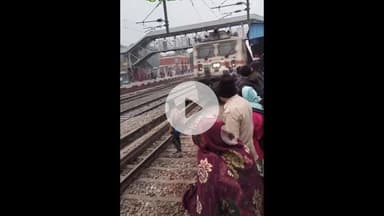 बक्सर: बक्सर रेलवे स्टेशन पर चलती ट्रेन के आगे कूदा युवक, लोको पायलट ने रोकी ट्रेन