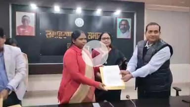 सिमडेगा: सिमडेगा समाहरणालय में नवनियुक्त 17 सहायक आचार्य को डीसी के द्वारा सभागार में दिया गया नियुक्ति पत्र