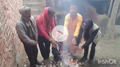 तिलोई: फुरसतगंज में राहगीर ठंड से बचने के लिए कागज जला रहे हैं