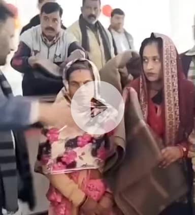 बीघापुर: बीघापुर ब्लाक सभागार में विधायक ने शीतलहर के चलते जरूरतमंदों को बांटे कंबल