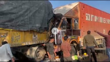 शिवपुरी: अमोला थाना क्षेत्र में NH-27 पर भीषण हादसा, दो ट्रैकों की टक्कर में एक चालक की मौत, दूसरा गंभीर