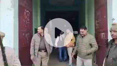 बाह: भदरौली में गल्ला व्यापारी के गोदाम पर छापा, सरकारी कट्टों में भरा जा रहा था बाजरा