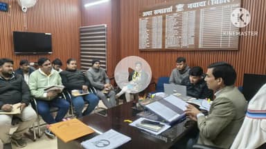नवादा: अपर समाहर्ता ने अंचल अधिकारियों के साथ राजस्व कार्यों को लेकर की समीक्षात्मक बैठक आयोजित