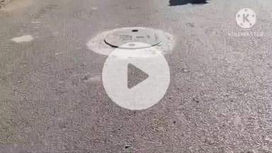 खुरई: सड़क व सीवर निर्माण कंपनियों की लापरवाही से लोग परेशान, सड़क बनने के बाद भी चैंबर बाहर निकले