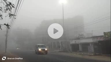 लोहरदगा: लोहरदगा में घने कोहरे का कहर, ठंड से जनजीवन अस्त-व्यस्त, सड़कों पर बढ़ा दुर्घटना का खतरा, स्कूल जाने वाले बच्चे परेशान