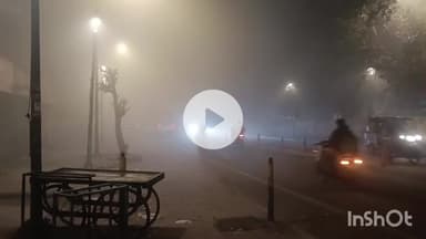 कोल: शहर में भीषण ठंड और आसमान से उतरे कोहरे ने बढ़ाई ठिठुरन, बाजारों में रेंगते दिखे वाहन