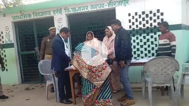 हर्रई में SIR की जांच करते SDM सदर व अन्य कार्यकर्ता मौजूद