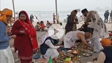 गया टाउन सीडी ब्लॉक: गया के देवघाट पर नेपाल से आए हज़ारों तीर्थयात्री कड़ाके की ठंड में कर रहे हैं पिंडदान