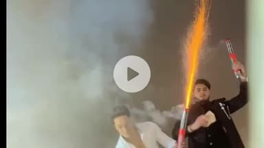 अमरोहा: अमरोहा शहर में कार पर खड़े होकर युवकों ने की खतरनाक आतिशबाजी, नोटों की बारिश का वीडियो हुआ वायरल