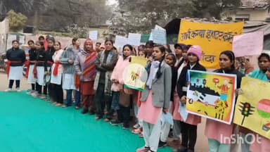 बांदा: कचेहरी चौराहे के पास छात्राओं ने नुक्कड़ नाटक के माध्यम से लोगों को यातायात के प्रति जागरूक किया, ASP भी रहे मौजूद