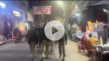 शाहजहांपुर: थाना चौक कोतवाली क्षेत्र में पुलिस क्षेत्राधिकारी ने देर रात भारी पुलिस बल के साथ की पैदल गश्त