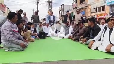 बीना: गांधी चौराहे पर कांग्रेस का धरना प्रदर्शन, सरकार के खिलाफ जमकर हुई नारेबाजी