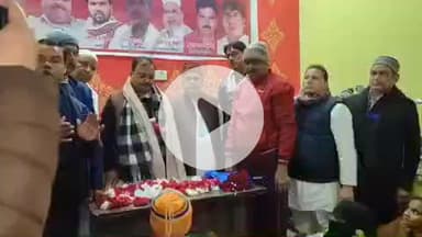 इटावा: सदर इलाके के मेवाती टोला वार्ड में लोकसभा सांसद जितेंद्र दोहरे ने जरूरतमंदों को सर्दी से बचने के लिए कंबल वितरित किए