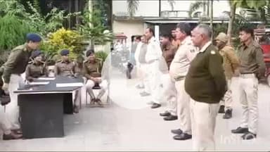 भभुआ: भभुआ थाना परिसर में थानाध्यक्ष के नेतृत्व में चौकीदारों की कराई गई परेड