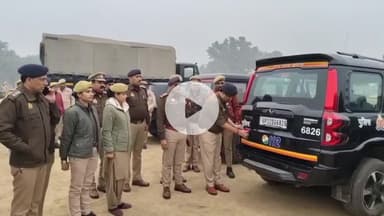 इटावा: रिजर्व पुलिस लाइन में घने कोहरे में सुरक्षित ड्राइविंग के लिए पुलिस ने जागरूकता अभियान चलाया