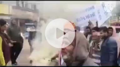 हमीरपुर: बस स्टॉप के पास हिंदू संगठनों ने बांग्लादेश में हिंदू की जिंदा जलाकर हत्या से नाराज होकर बांग्लादेश के PM का पुतला फूंका