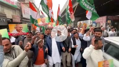 पानीपत: मनरेगा के नाम बदलने के विरोध में पानीपत में कांग्रेस का लाल बत्ती चौक पर प्रदर्शन