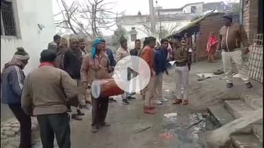 उचकागांव: उचकागाँव: ताईद हत्याकांड के फरार आरोपित के घर पुलिस ने चिपकाया इश्तेहार