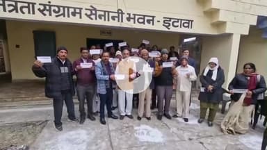 इटावा: स्वतंत्रता सेनानी भवन पक्का तालाब पर सम्मेलन के लिए सेनानी आश्रितों को निमंत्रण पत्र देकर आमंत्रित किया गया