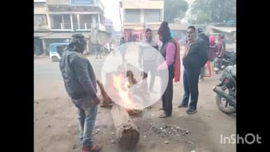 पोड़ैयाहाट: गिरते तापमान के बीच पोड़ैयाहाट बाजार में प्रशासन द्वारा अलाव की व्यवस्था