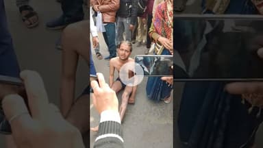 बीना। पुलिस द्वारा शिकायत नही सुने जाने से नाराज युवक ने चौराहे पर अर्धन@ग्न होकर जमकर किया हंगामा..