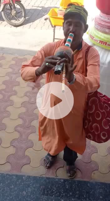 ये वाद्ययंत्र कहीं भी मिले इस से सुनें मेहनताना दे इज़त दे नहीं तो लुप्तप्राय यंत्र लुप्त हो जाएगा l
Tejas Enterprises